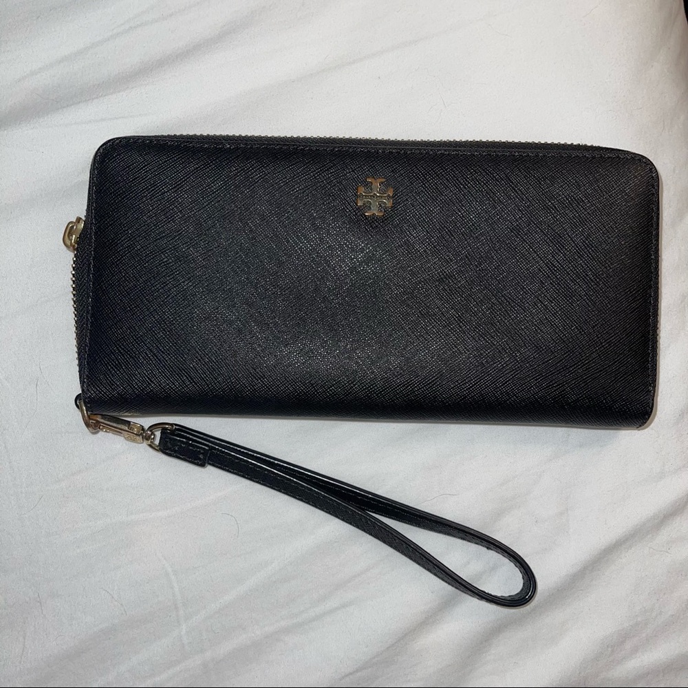 Tory Burch Robinson Wallet in Black